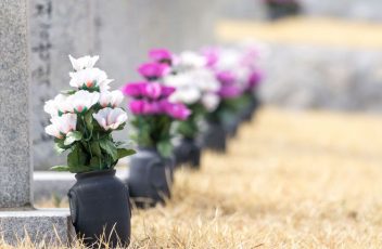 cemetery-flowers-in-vases-750